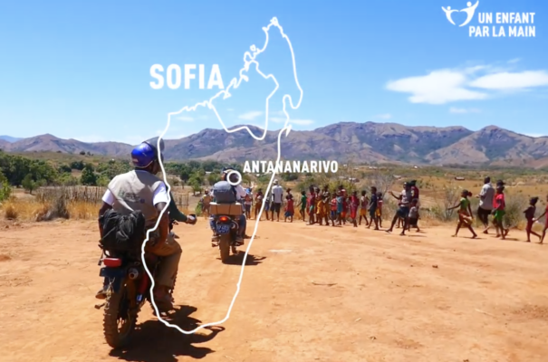 Un enfant par la main